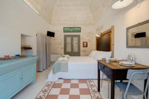 奇斯泰尼诺Borgo Altobello的卧室配有一张床和一张桌子