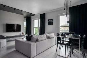 弗罗茨瓦夫Niegaleria Apartament的客厅配有沙发和桌子