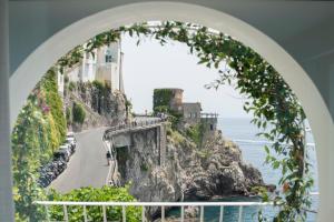 阿马尔菲Palazzo Don Salvatore的通过拱门欣赏阿马尔菲海岸的景色