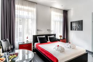 克拉科夫科莫罗夫斯基豪华客房酒店的酒店客房设有一张床铺和一张玻璃桌