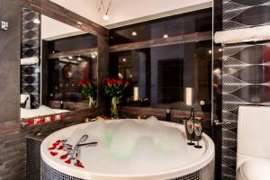 克拉科夫科莫罗夫斯基豪华客房酒店的带浴缸的浴室和大镜子