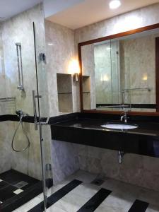 士姑来Garden View Pulai Springs Resort的带淋浴、盥洗盆和镜子的浴室