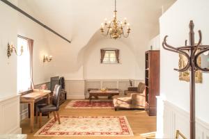 圣珀尔滕Schloss Thalheim的客厅配有吊灯和桌子