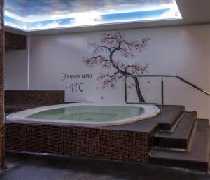 塔林Lavendel Spa Hotel的墙上的浴缸,有树壁画