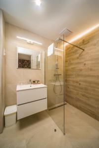 托考伊Hotel Csillag Tokaj的浴室配有白色水槽和淋浴。
