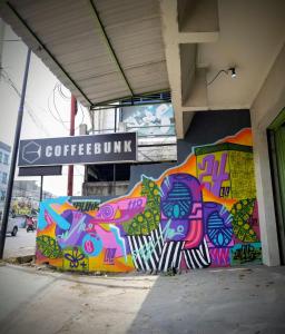当格浪CoffeeBunk Hostel的一面有彩色涂鸦的建筑