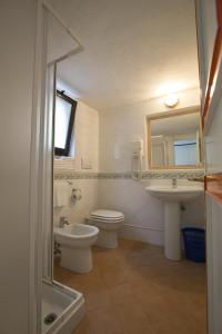 阿祖罗港卡拉迪莫拉酒店的一间带卫生间、水槽和镜子的浴室