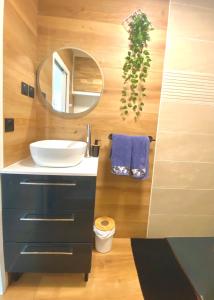 - L'IROIZH - CONCARNEAU - VUE MER PANORAMIQUE - STUDIO STANDING PLAGE DES SABLES BLANCS - PARKING - DRAPS INCLUS - PANORAMIC SEA VIEW - NEAR THALASSOTHERAPY - Wifi -的一间浴室