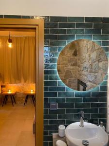 帕莱罗斯VILLAS BALATSOURAS的一间带水槽和石墙的浴室