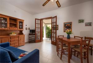 圣维托罗卡波Casa Vacanza Azzurra 2的客厅配有蓝色的沙发和桌子