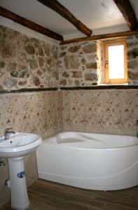 Hangjik (Little Inn)的带浴缸和盥洗盆的浴室