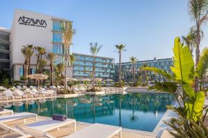 圣苏珊娜Atzavara Hotel & Spa的一张酒店图,里面设有游泳池和椅子