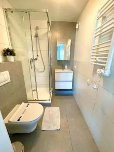 弗罗茨瓦夫Starter III的带淋浴、卫生间和盥洗盆的浴室