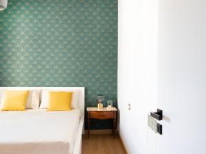 埃尔科拉诺Panorama Love to Stay的一间卧室设有一张床和绿色的墙壁