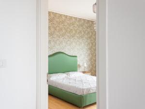 埃尔科拉诺Panorama Love to Stay的一间卧室设有一张绿色的床和一面墙