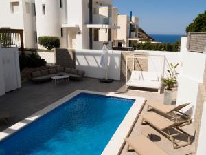 圣何塞德萨塔莱阿Villa Vidal的别墅 - 带游泳池和带椅子的庭院