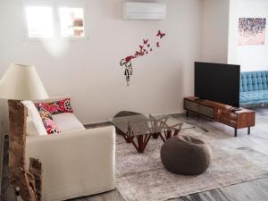 圣何塞德萨塔莱阿Villa Vidal的客厅配有白色沙发和电视