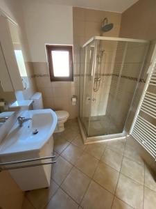 Apartmani Kuprešak的带淋浴、盥洗盆和卫生间的浴室