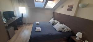 PszczółkiHotel Bartnik的一间卧室配有一张带蓝色床单和白色枕头的床。