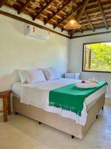 卡拉伊瓦Mirante Caraiva的一间卧室配有一张大床,上面有绿毯