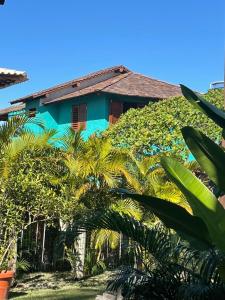卡拉伊瓦Mirante Caraiva的一座棕榈树的蓝色房子