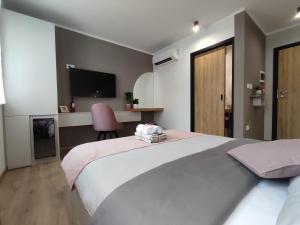 DobravljeBoutique rooms by Petrič winery的卧室配有一张白色大床和一张书桌