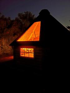 Auriac-sur-VendinelleLes Etoiles de Morphée的一座漆黑的橙色屋顶房子