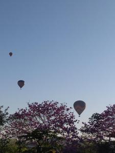 圣罗克迪米纳斯Aldeia Canastra Pousada的三个热气球在空中飞行