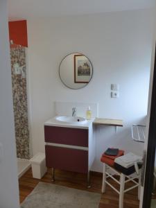 艾河畔圣日耳曼Cottage des Mézières的一间带水槽、镜子和凳子的浴室