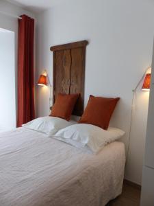 艾河畔圣日耳曼Cottage des Mézières的卧室配有白色的床和2个枕头