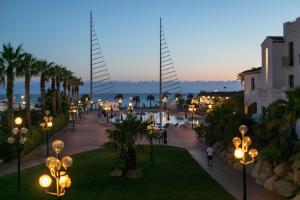 卡皮塔纳Sighientu Resort的一条晚上有灯光和棕榈树的街道