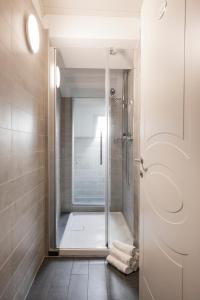 洛迦诺亚历山德拉酒店的浴室里设有玻璃门淋浴