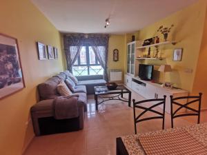 里亚萨Apartamento de 3 dormitorios con piscina - Riaza Vacacional的客厅配有沙发和桌子