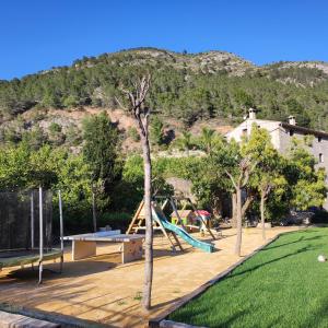 瓜达莱斯特El Molinet del Governador的一个带滑梯和游乐场的公园