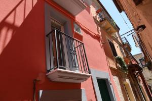 兰恰诺Vico Nove的带阳台的红白色建筑