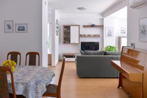 里耶卡Apartments Danijela & Love Nest的客厅配有沙发和桌子