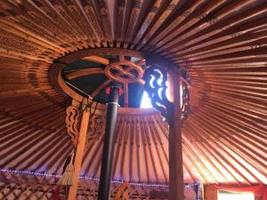 AugireinLes songes du chêne的客房设有带风扇的木制天花板。