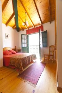 CamangoCasa Rural Camangu的一间卧室设有一张床和一个大窗户