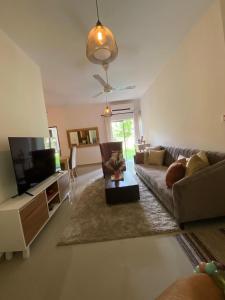 Athurugiriya3 Bedroom Apartment, Ariyana Resort的带沙发和平面电视的客厅