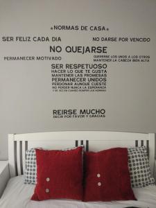 埃尔穆阿Bonito Loft en Ermua. Cómodo y funcional.的卧室配有一张墙上写着字条的床