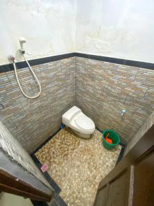 日惹Omah Tukangan Homestay的砖墙内带卫生间的浴室