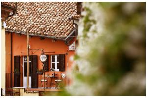 塞拉伦加达尔巴Cà 'd Calin Casa nel Borgo的一座橙色房子前面设有一个阳台