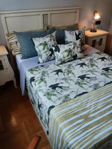 里瓦德塞利亚Sellamante2的一间卧室配有一张带绿色和白色棉被的床