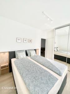 希欧福克CASHMERE Premium Apartment的一间卧室配有一张大床和镜子