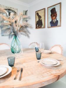 罗萨里奥港Vista Mar的木桌,带板子和花瓶的木板
