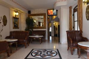 普罗夫迪夫鲍里斯宫殿及餐厅精品酒店的一间在房间内配有桌椅的餐厅