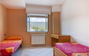 斯波托尔诺Amazing Home In Spotorno With Wifi的一间卧室设有两张床和窗户。
