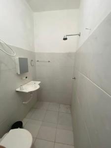 阿拉卡蒂Lotus Flat - Canoa Quebrada的白色的浴室设有卫生间和水槽。