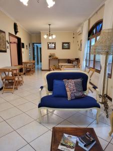 格拉瓦塔尔Pousada Bella Vista的客厅配有蓝色的沙发和桌子