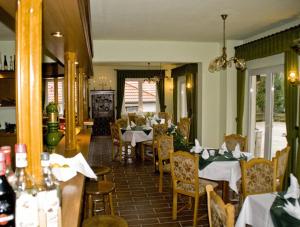 皮特斯多夫豪斯瓦德索赫酒店的餐厅内带桌椅的用餐室